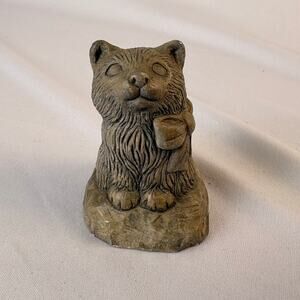 VTG MT ST HELENS ASH RACOON FIGURINE ( SMALL CHIP ON TAIL) APPROX 2.5"